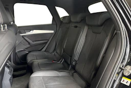 musta Audi Q5 2024 kuva 11.