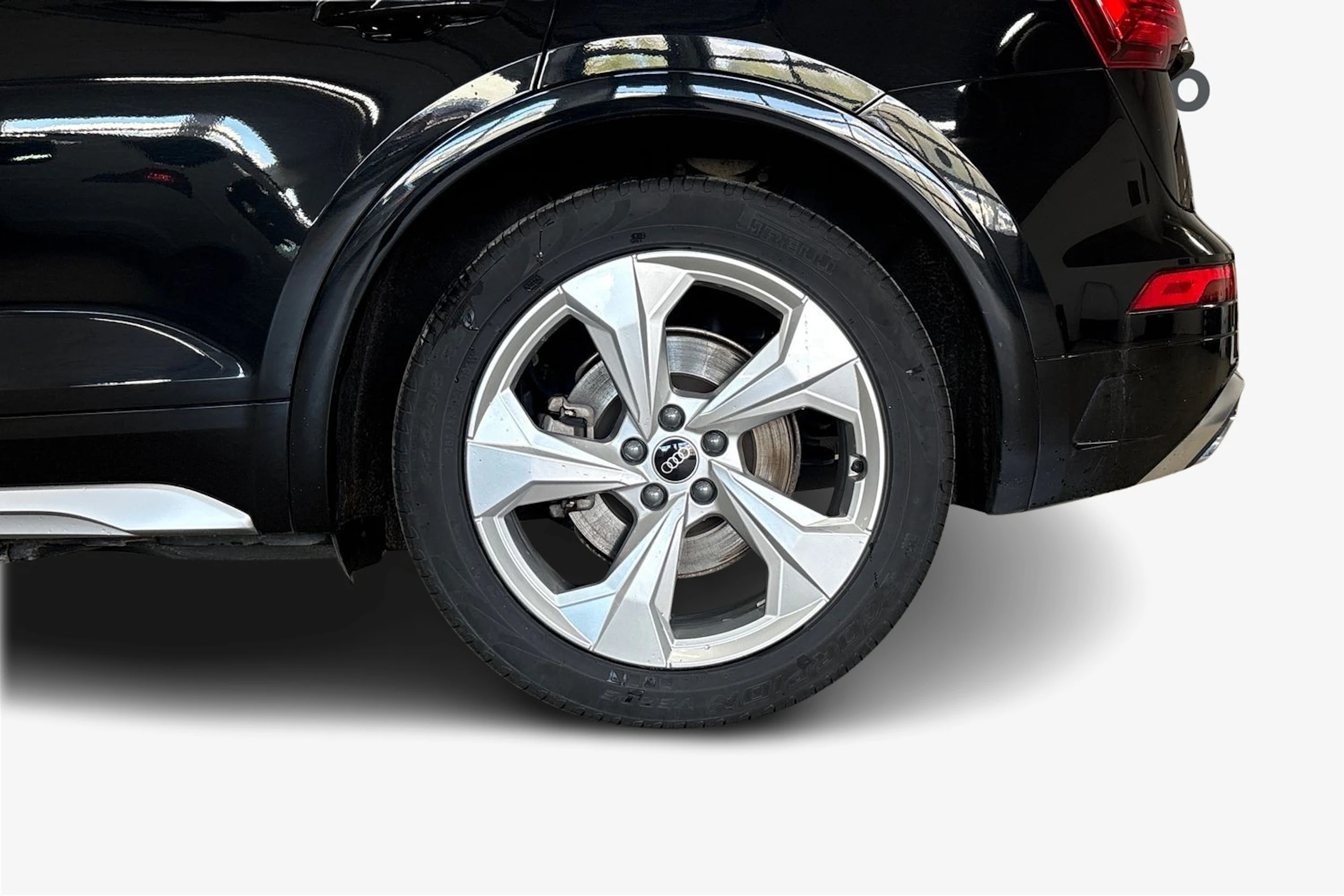 musta Audi Q5 2024 kuva 12.