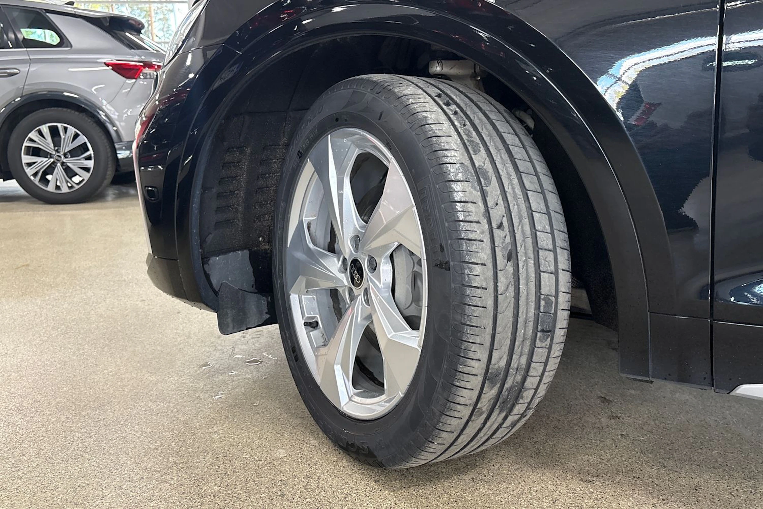musta Audi Q5 2024 kuva 13.