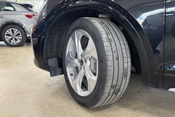 musta Audi Q5 2024 kuva 13.