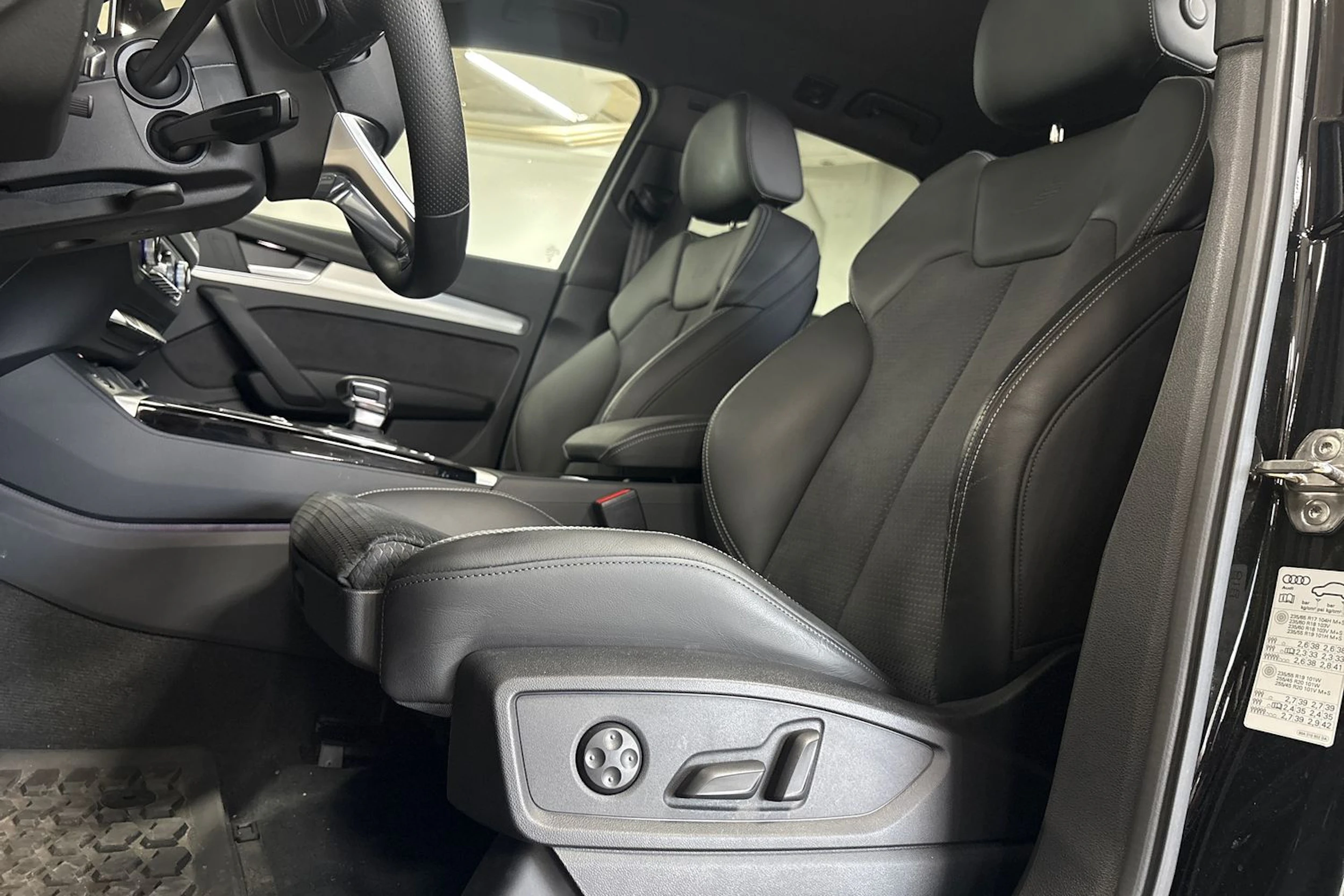 musta Audi Q5 2024 kuva 15.