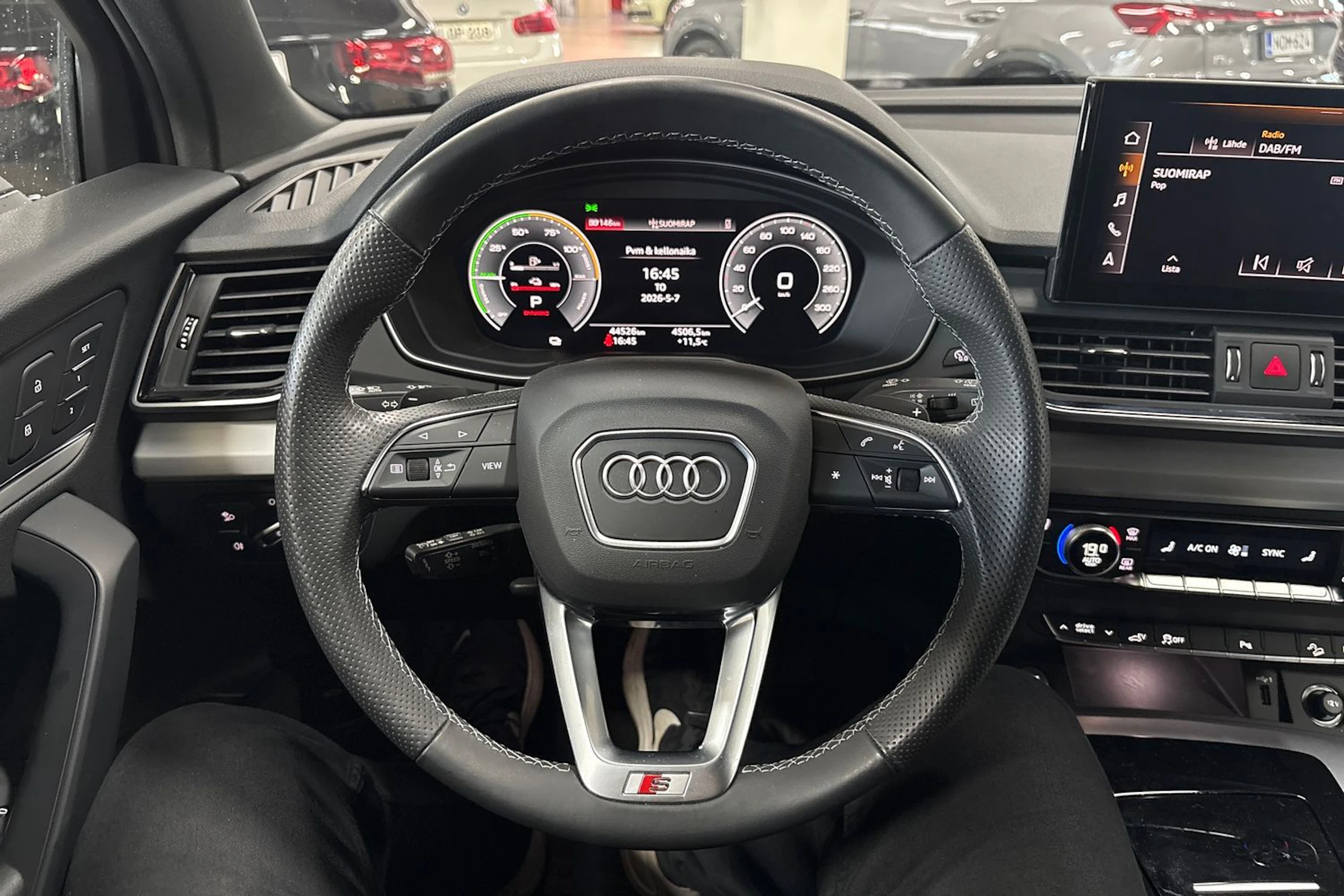 musta Audi Q5 2024 kuva 16.