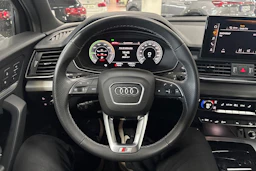 musta Audi Q5 2024 kuva 16.