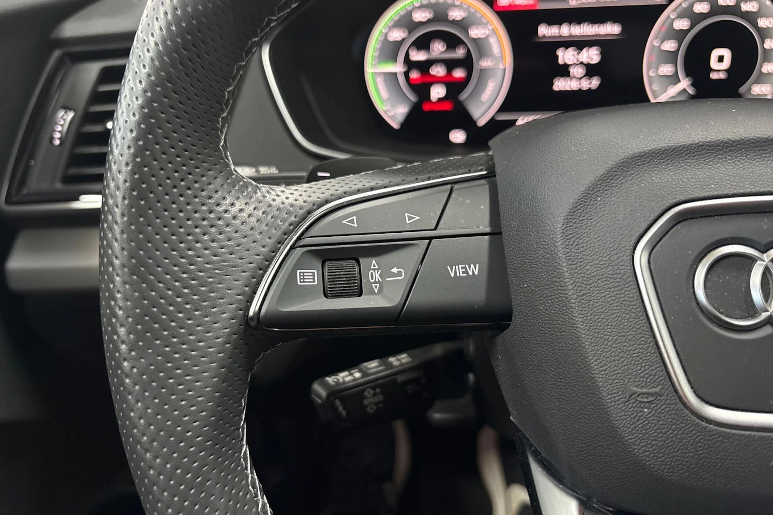 musta Audi Q5 2024 kuva 17.