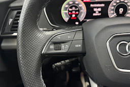 musta Audi Q5 2024 kuva 17.