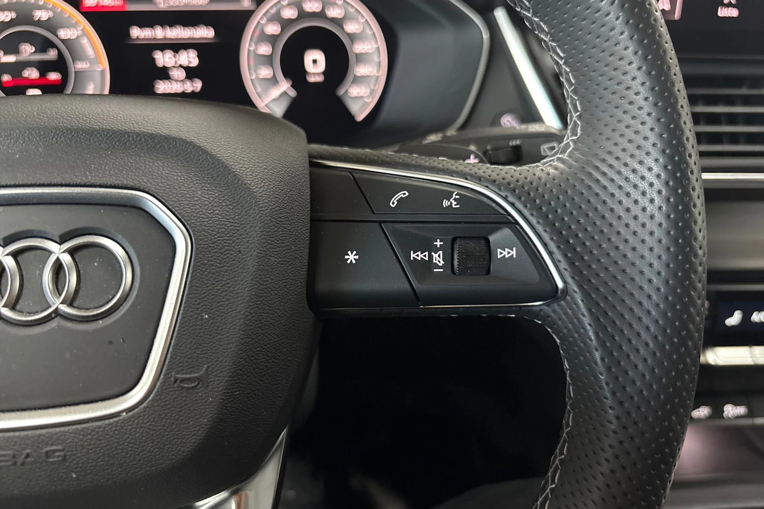 musta Audi Q5 2024 kuva 18.