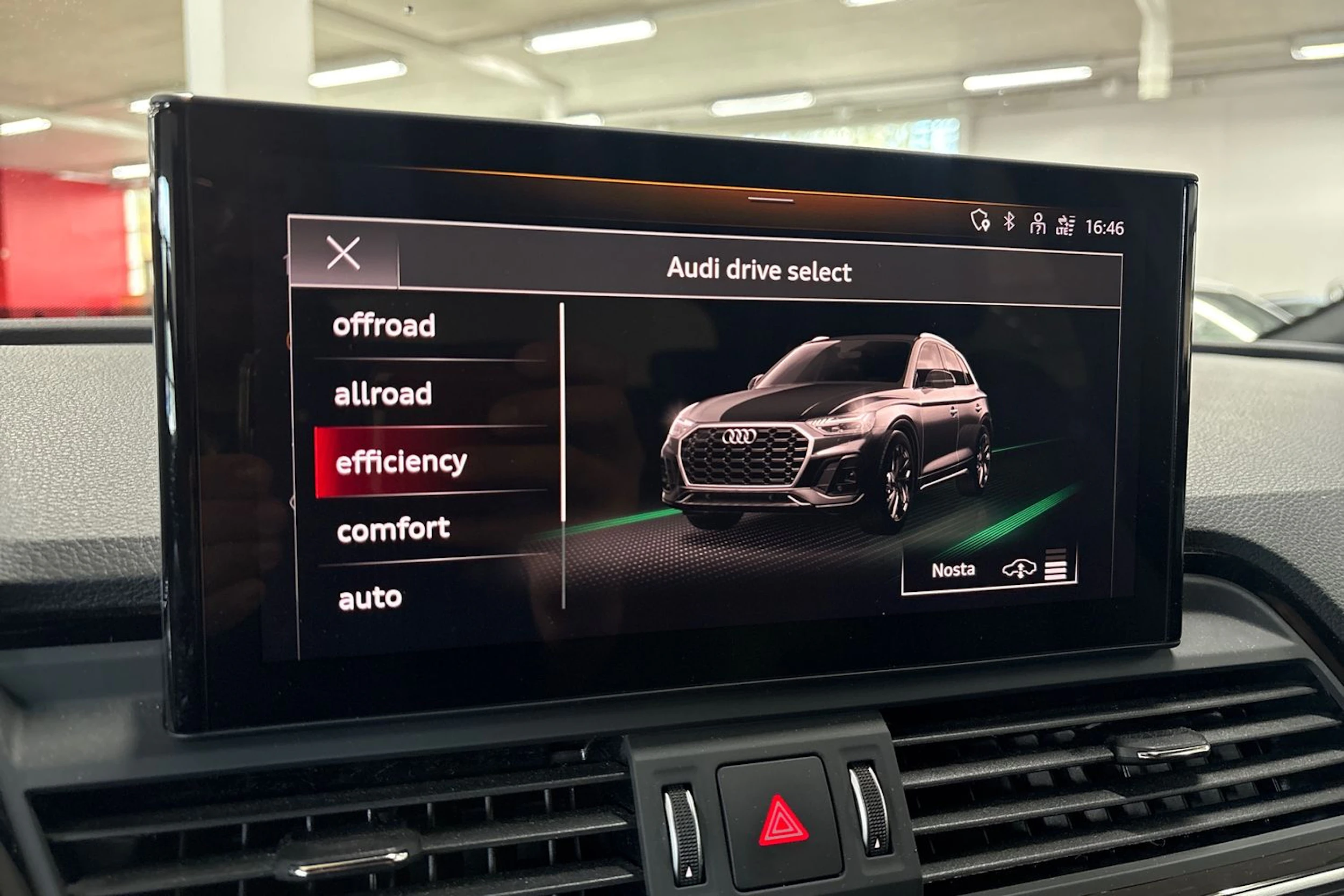 musta Audi Q5 2024 kuva 21.