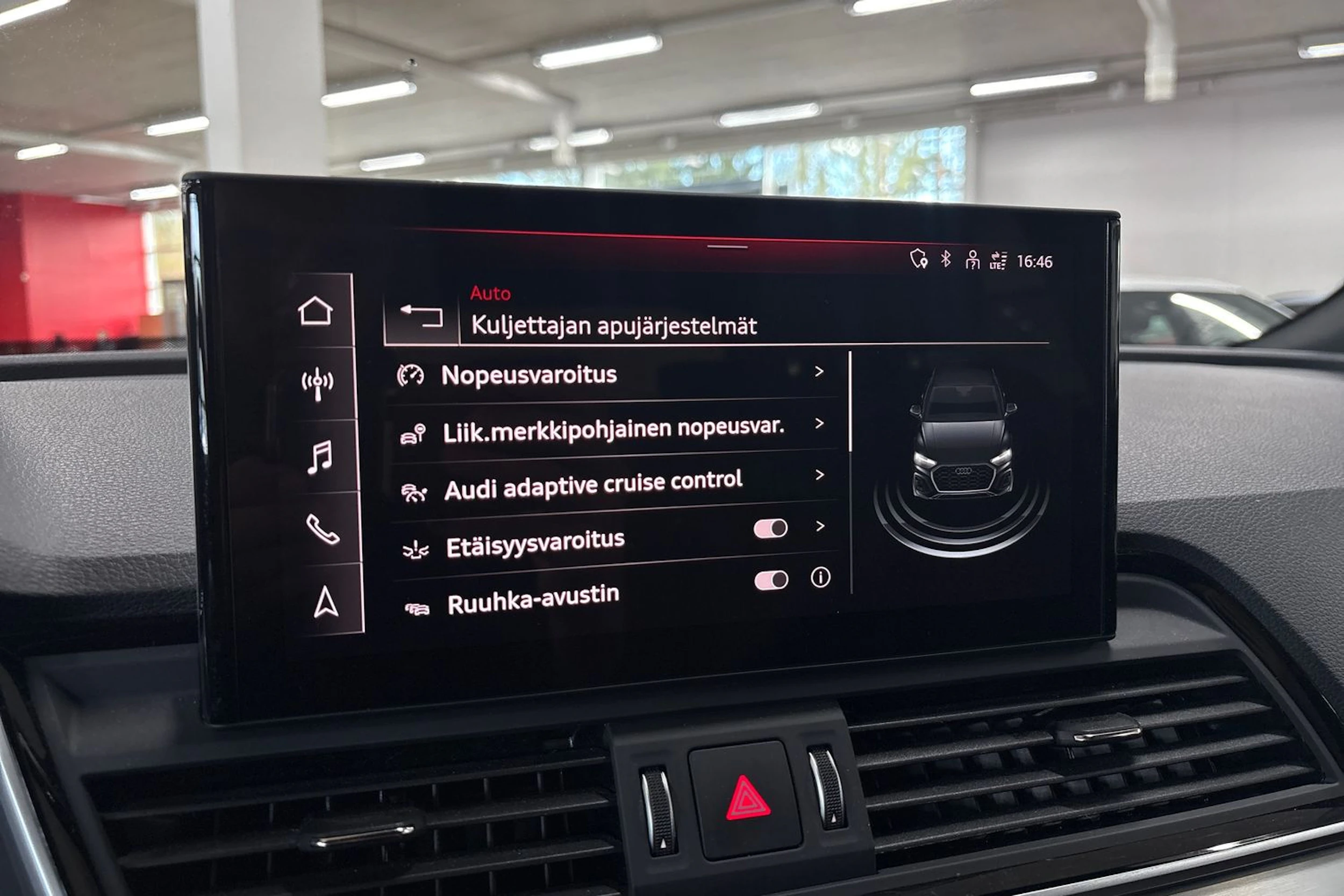 musta Audi Q5 2024 kuva 23.