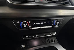 musta Audi Q5 2024 kuva 25.