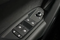 musta Audi Q5 2024 kuva 28.