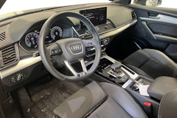 musta Audi Q5 2024 kuva 3.