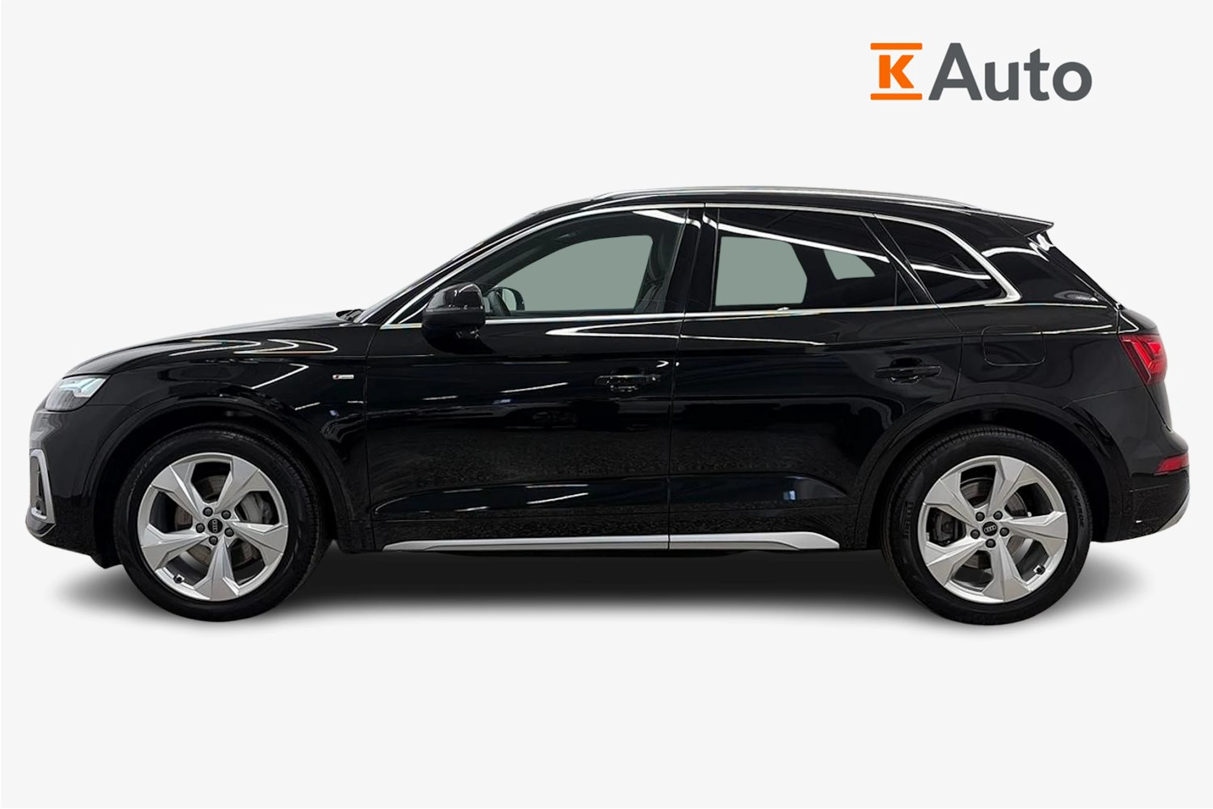 musta Audi Q5 2024 kuva 7.