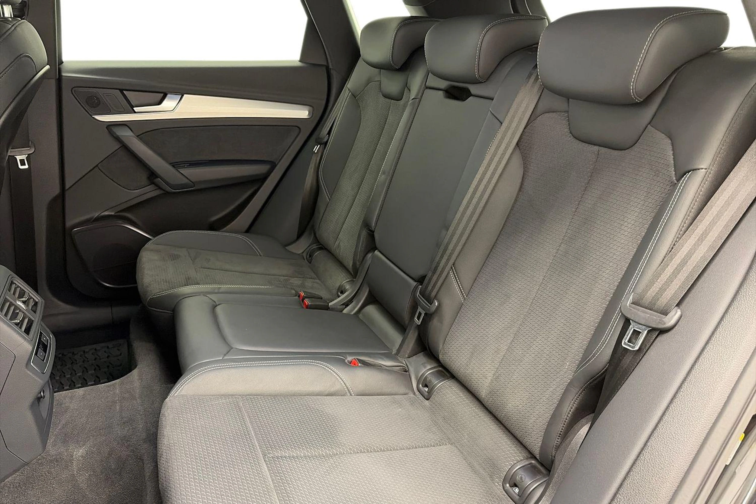 musta Audi Q5 2024 kuva 11.