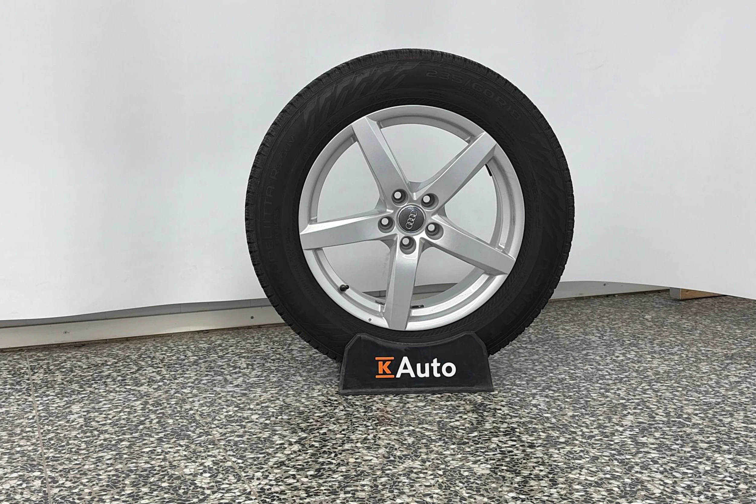 musta Audi Q5 2024 kuva 13.