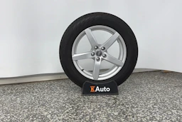 musta Audi Q5 2024 kuva 13.