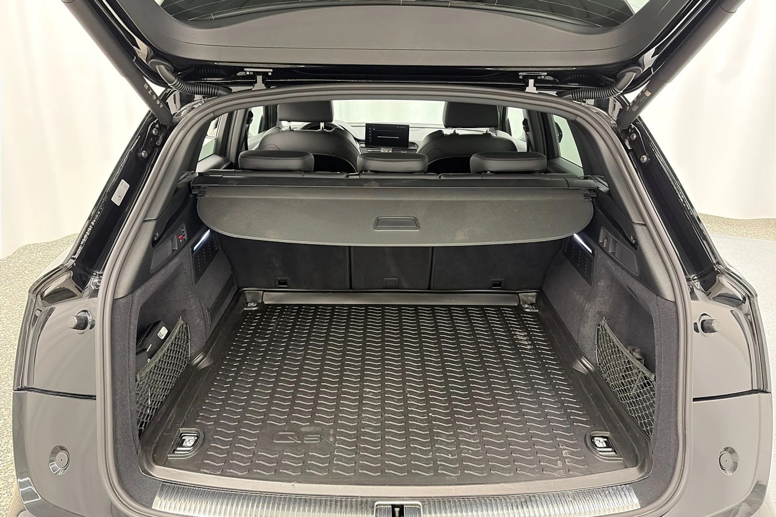 musta Audi Q5 2024 kuva 15.