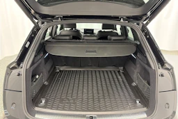 musta Audi Q5 2024 kuva 15.