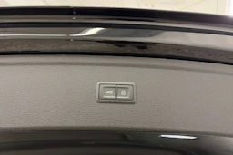 musta Audi Q5 2024 kuva 16.