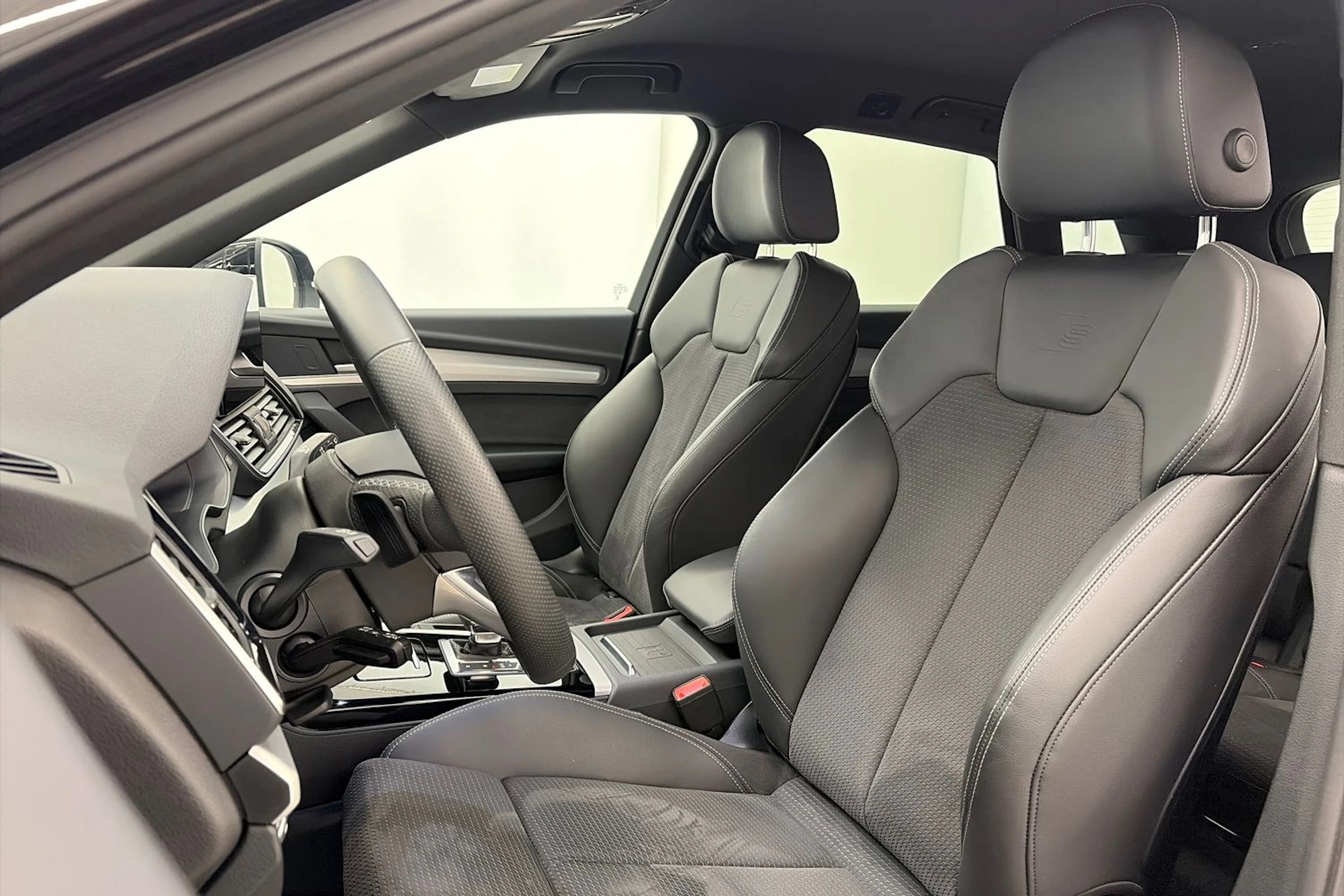 musta Audi Q5 2024 kuva 18.