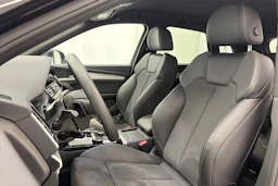 musta Audi Q5 2024 kuva 18.