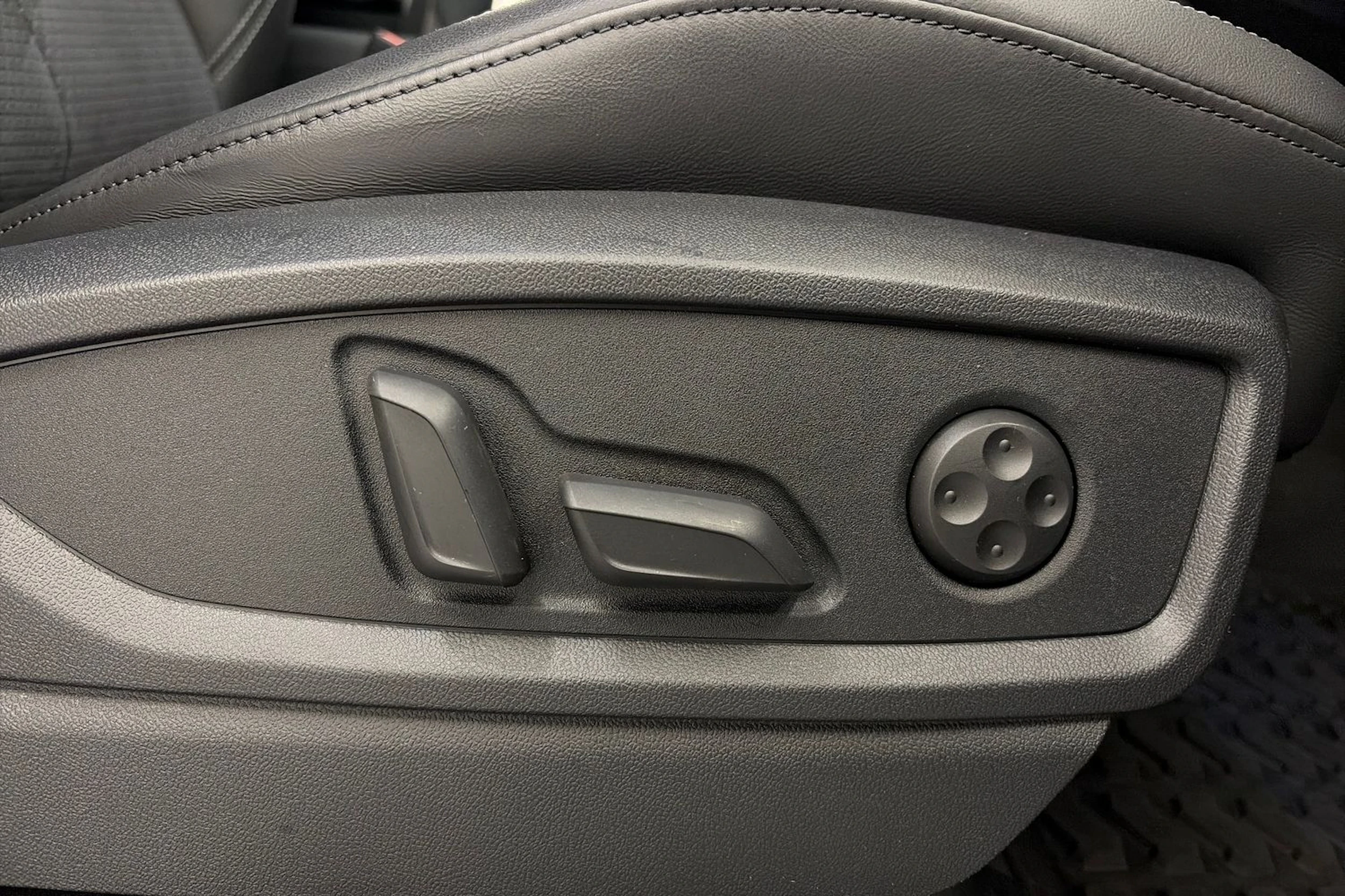 musta Audi Q5 2024 kuva 20.