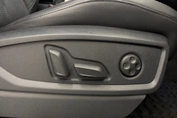 musta Audi Q5 2024 kuva 20.