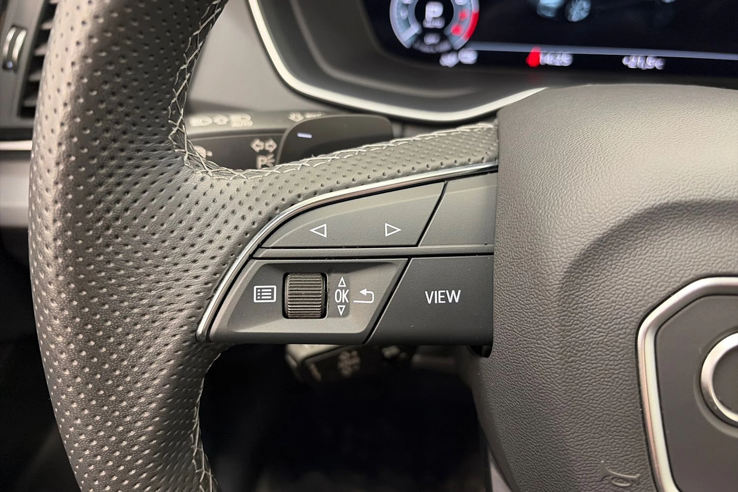 musta Audi Q5 2024 kuva 22.