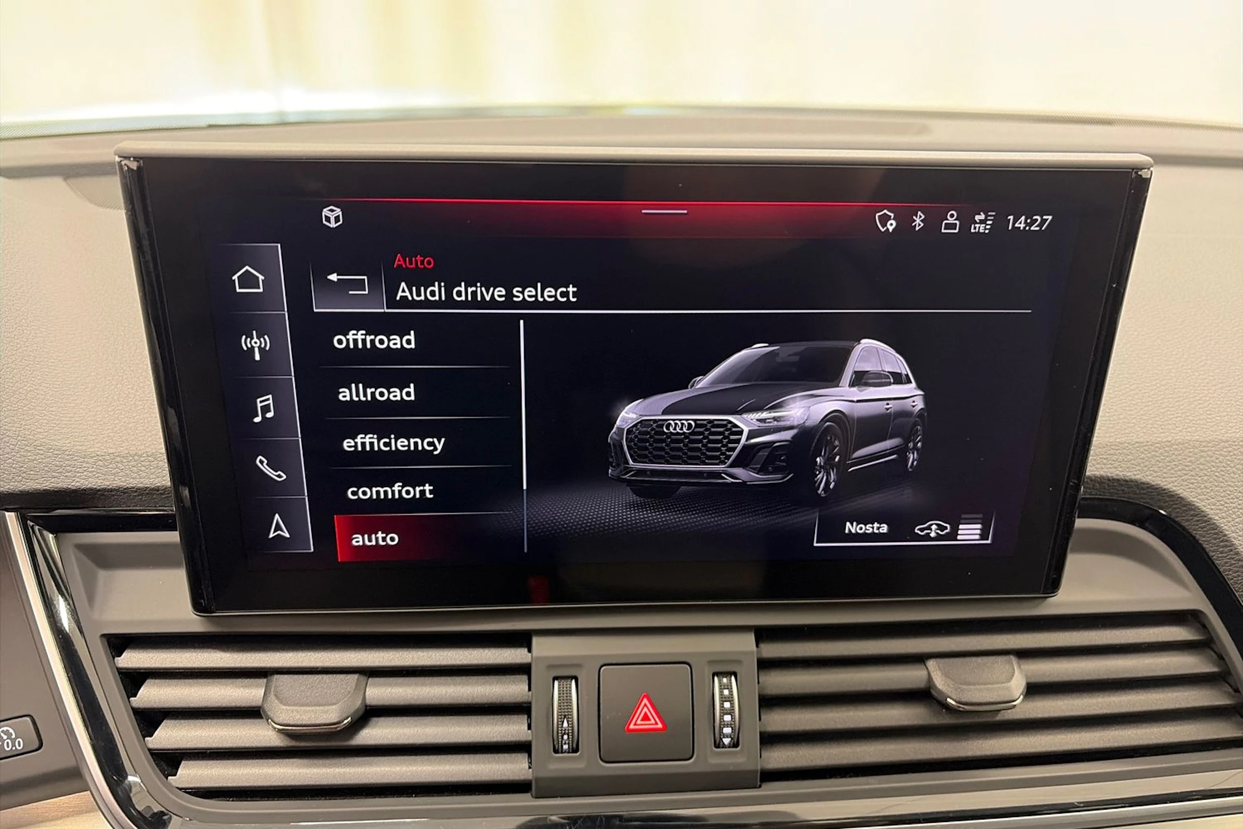 musta Audi Q5 2024 kuva 28.