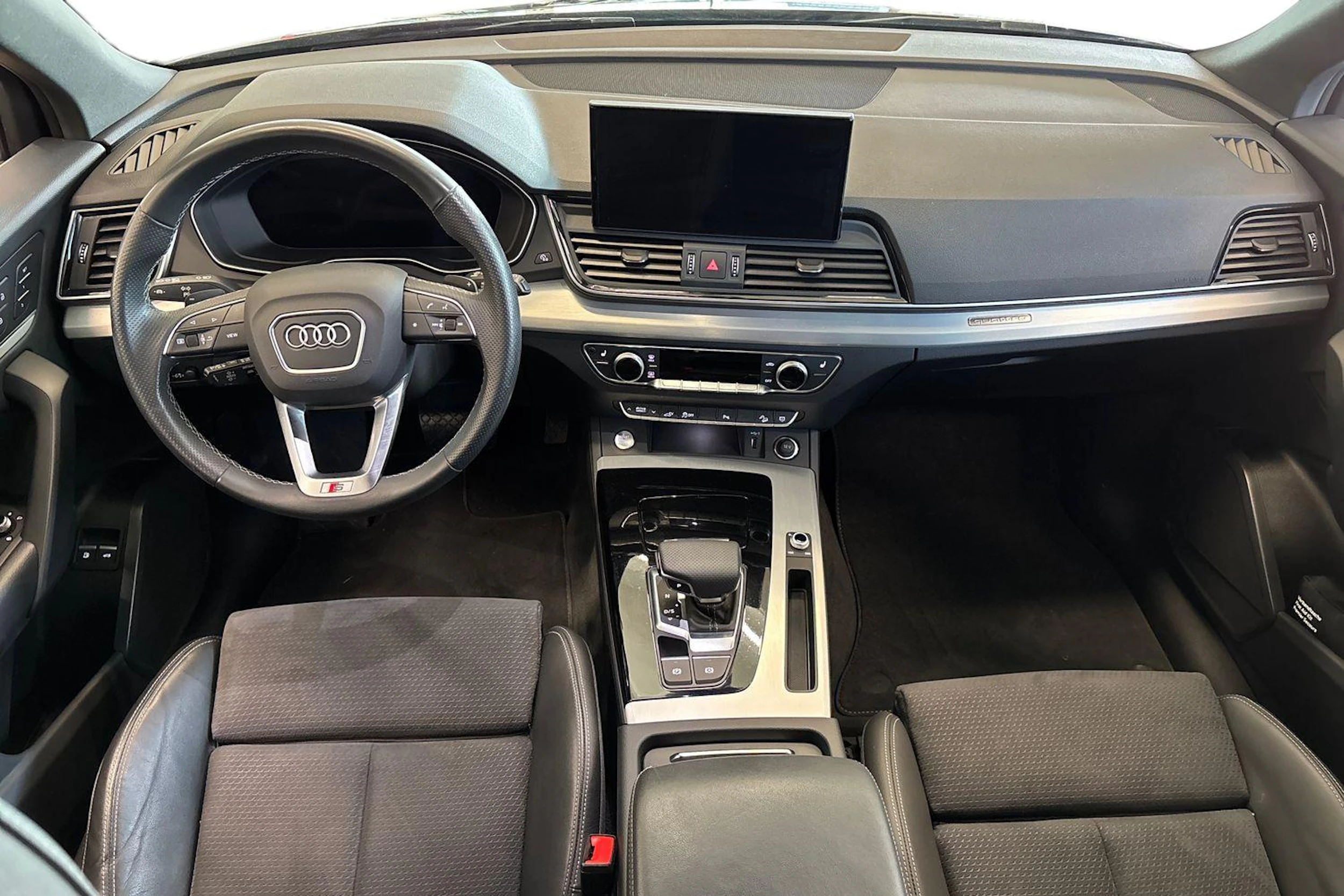 Musta Audi Q5 2024 kuva 7.