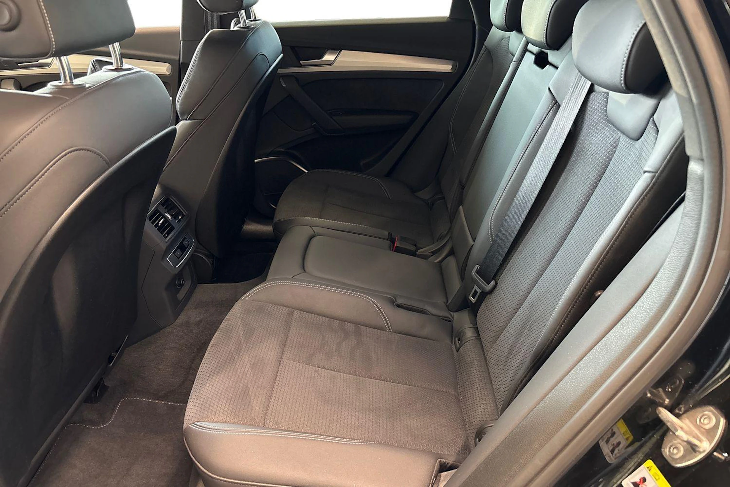 Musta Audi Q5 2024 kuva 8.