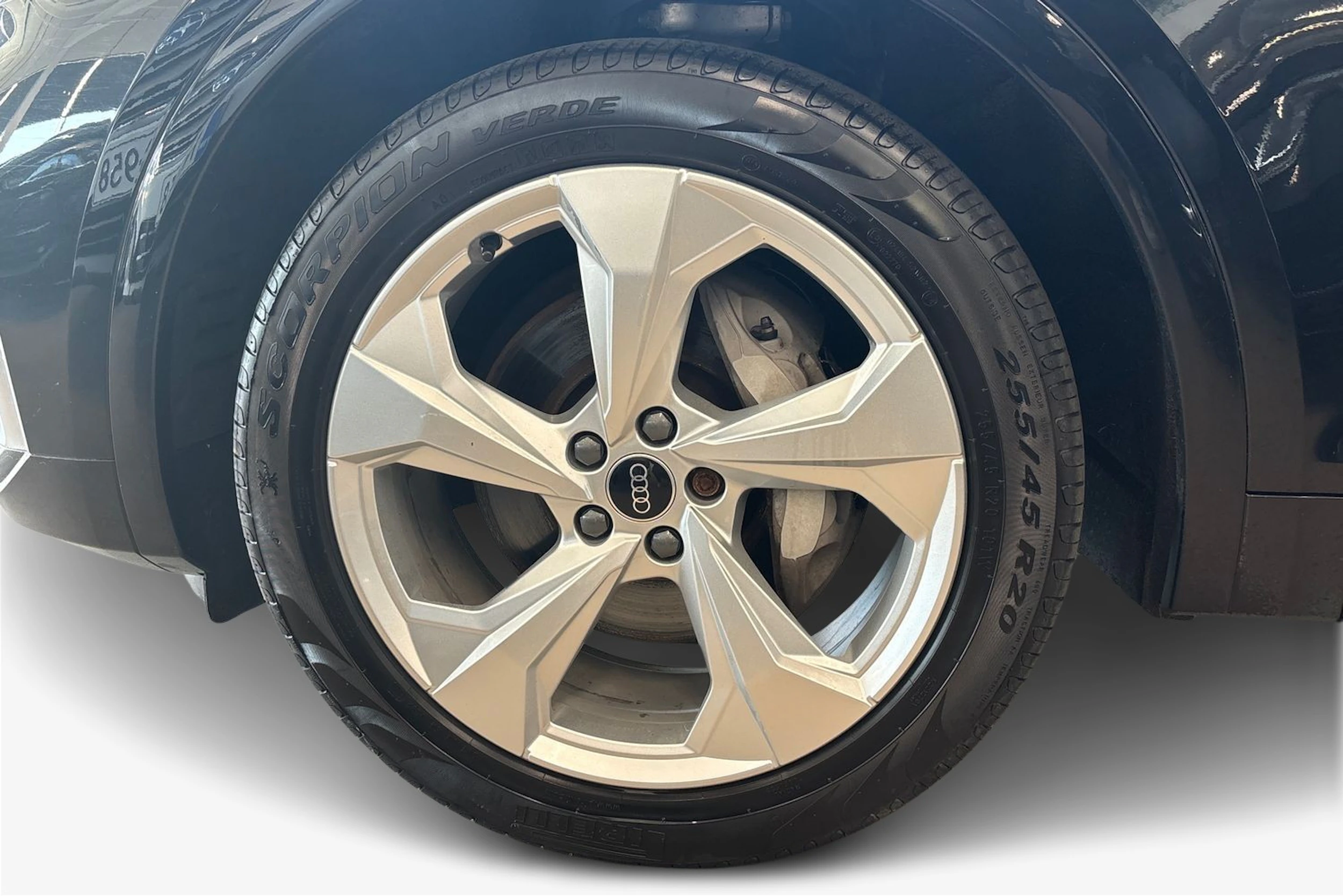 Musta Audi Q5 2024 kuva 9.