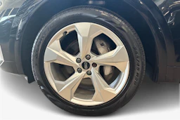 Musta Audi Q5 2024 kuva 9.
