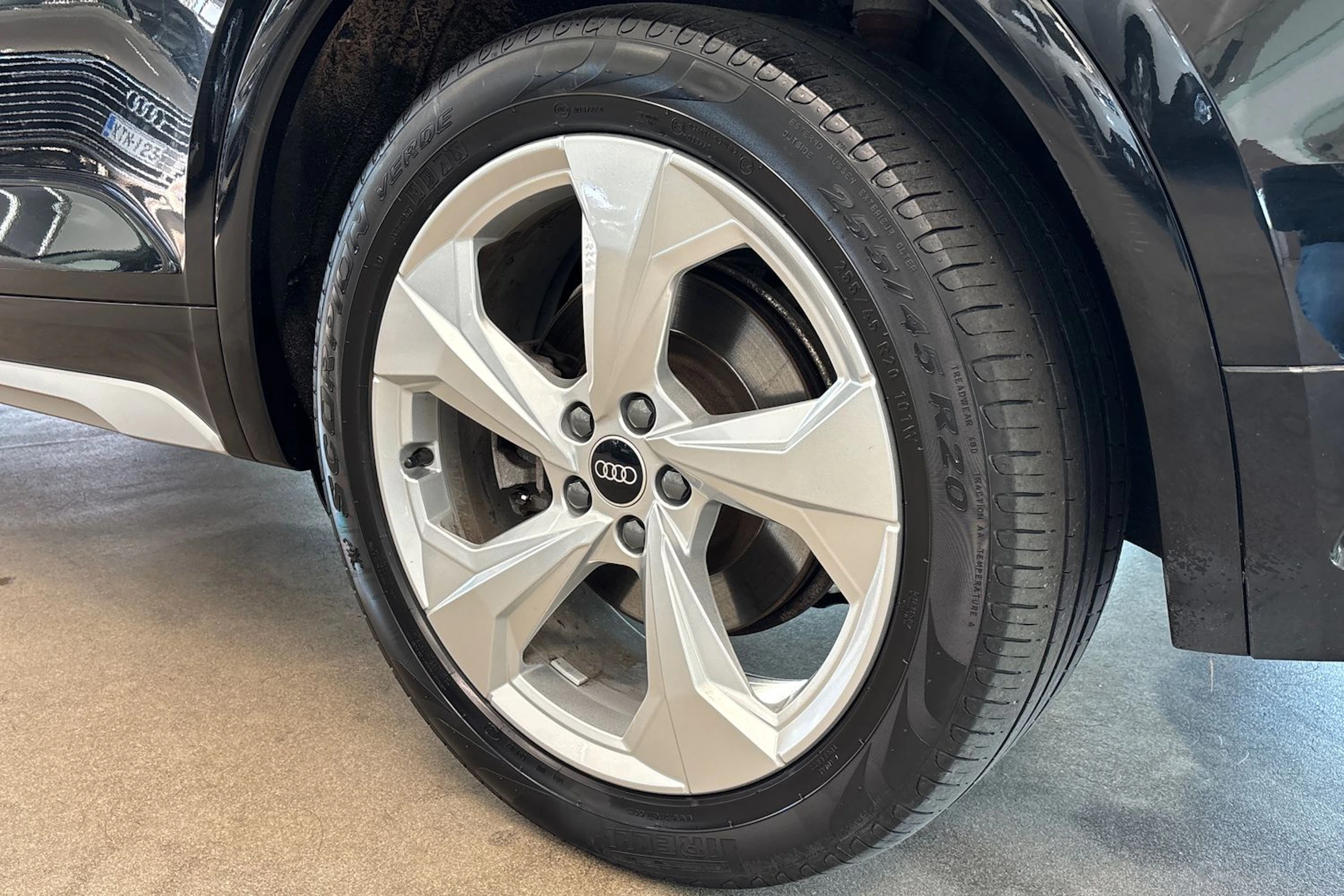 Musta Audi Q5 2024 kuva 10.