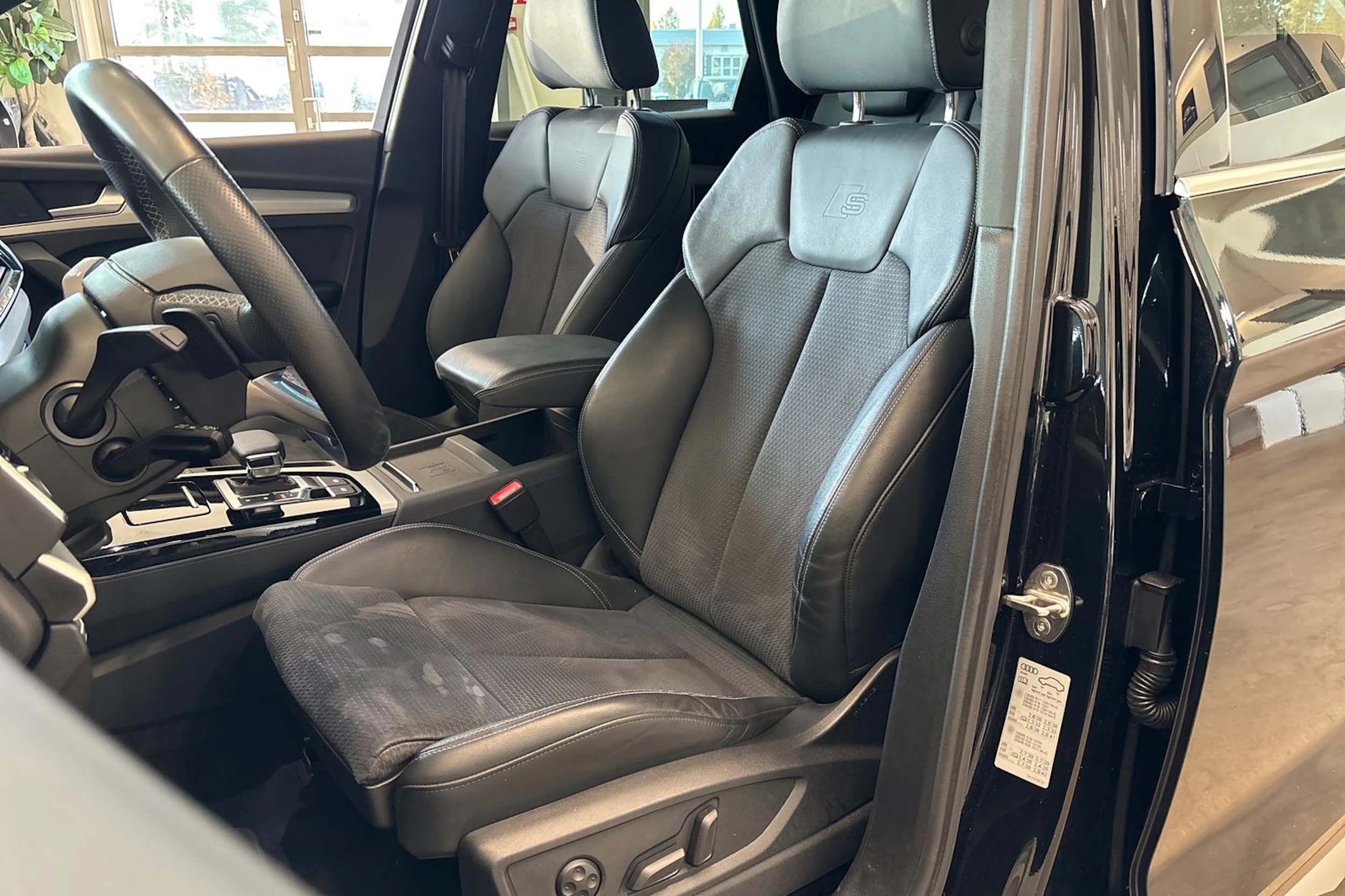 Musta Audi Q5 2024 kuva 11.