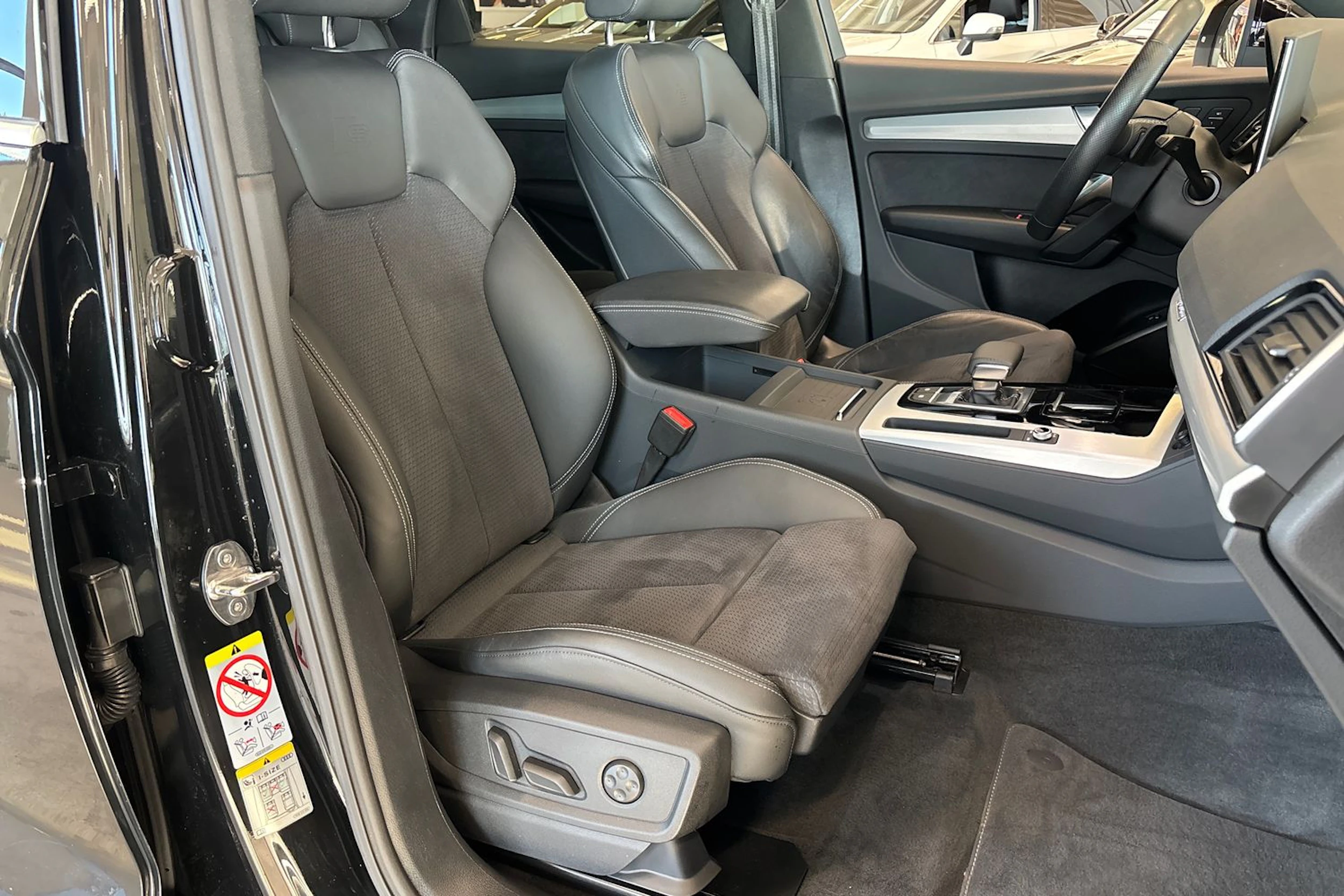 Musta Audi Q5 2024 kuva 17.