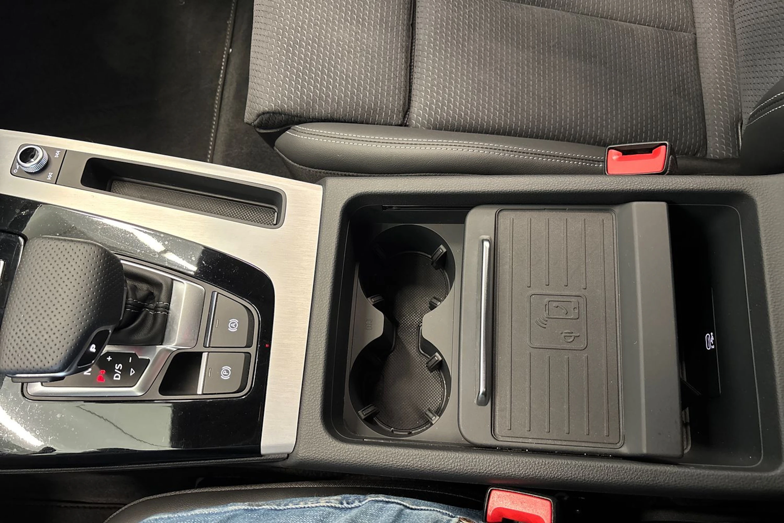 Musta Audi Q5 2024 kuva 30.