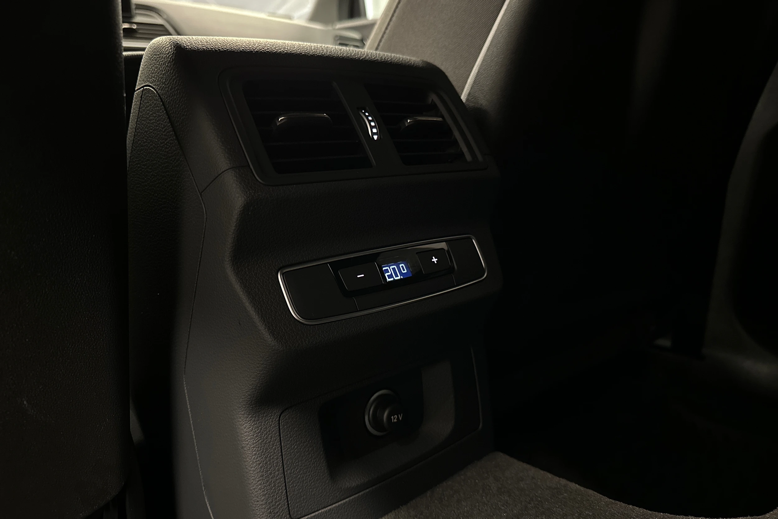 met. harmaa Audi Q5 2024 kuva 28.