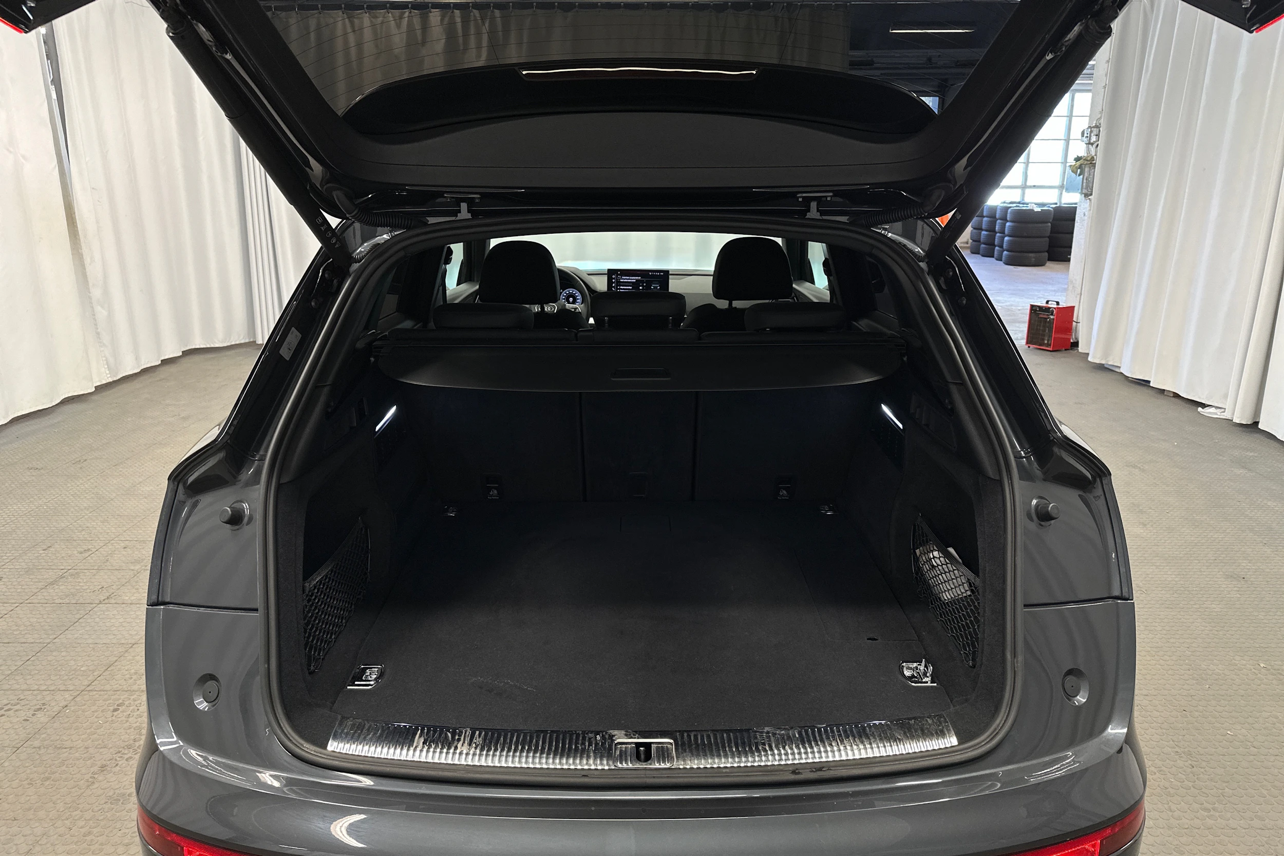 met. harmaa Audi Q5 2024 kuva 29.