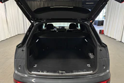 met. harmaa Audi Q5 2024 kuva 29.