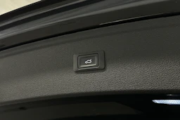 met. harmaa Audi Q5 2024 kuva 30.