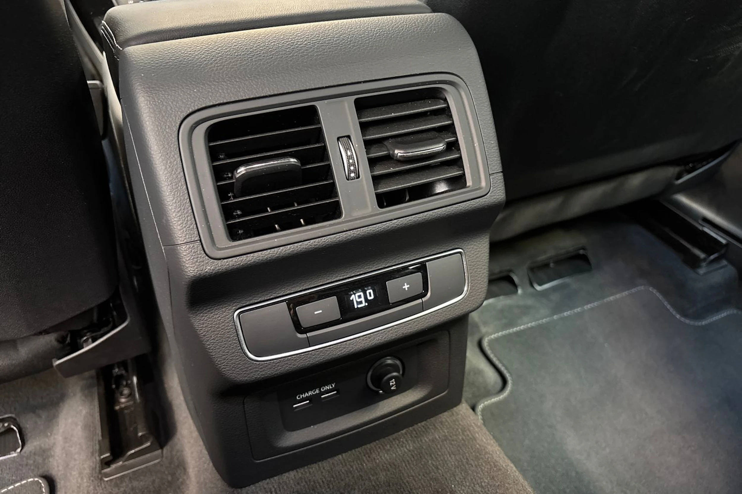 harmaa Audi Q5 2024 kuva 15.