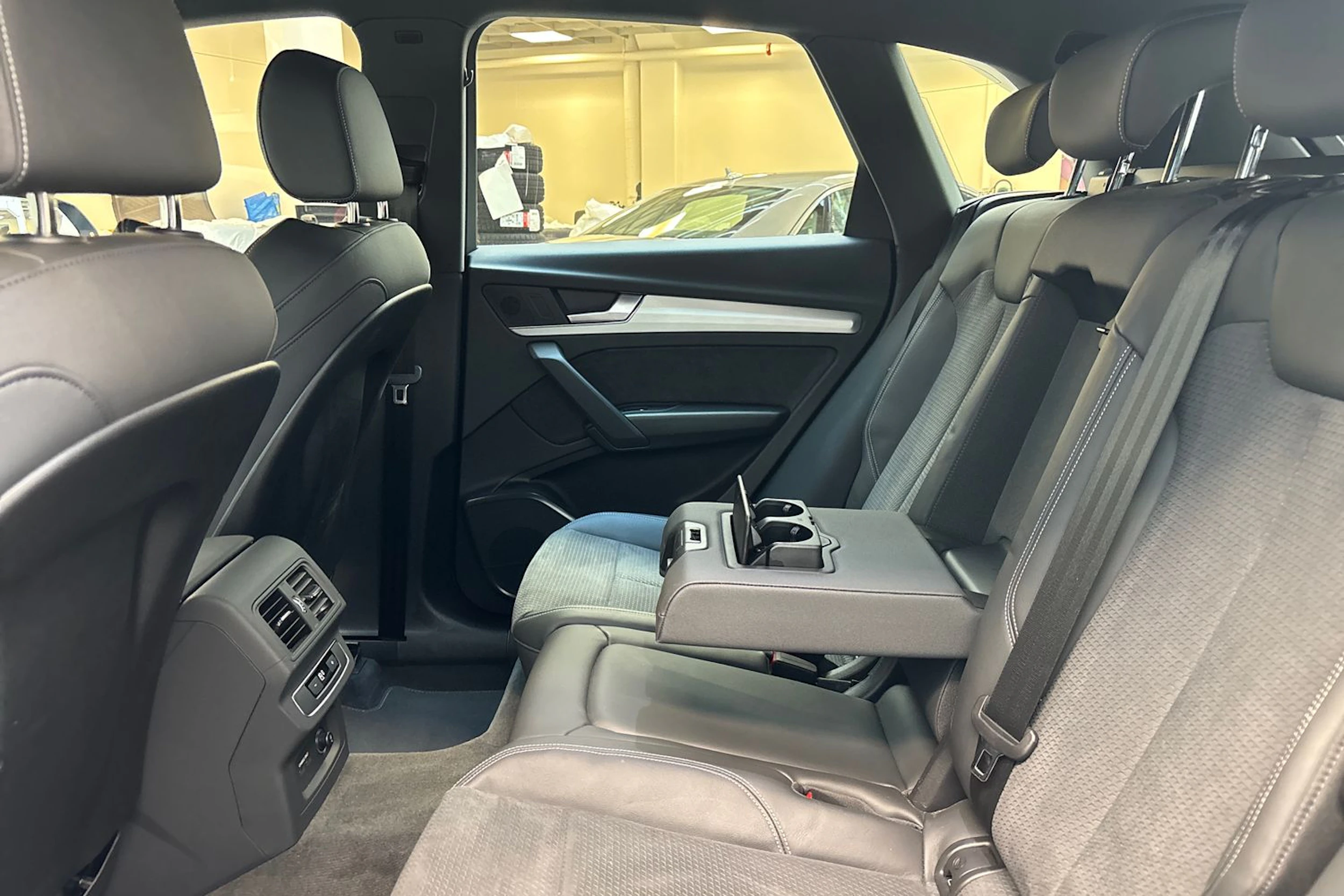 harmaa Audi Q5 2024 kuva 16.