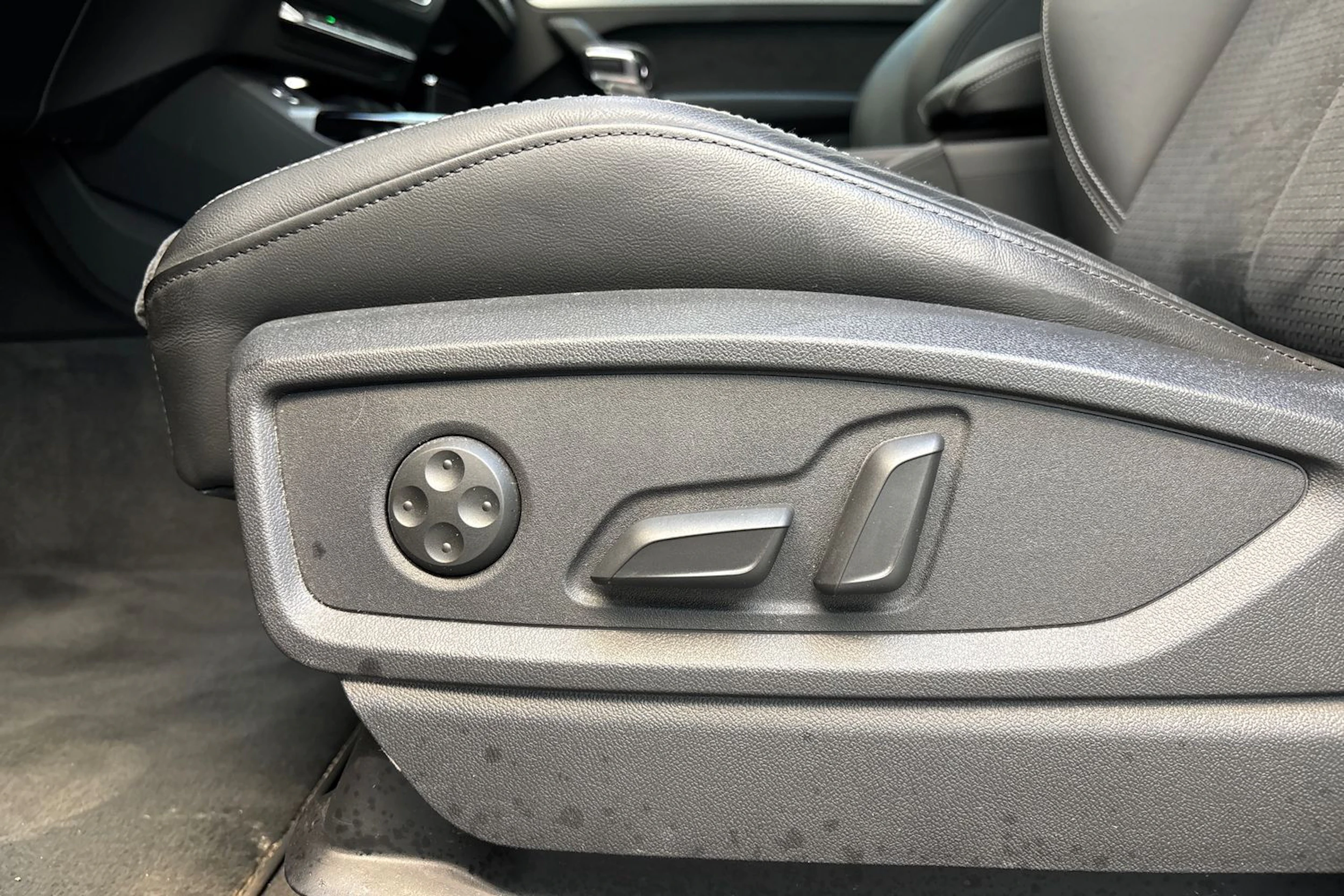 harmaa Audi Q5 2024 kuva 18.