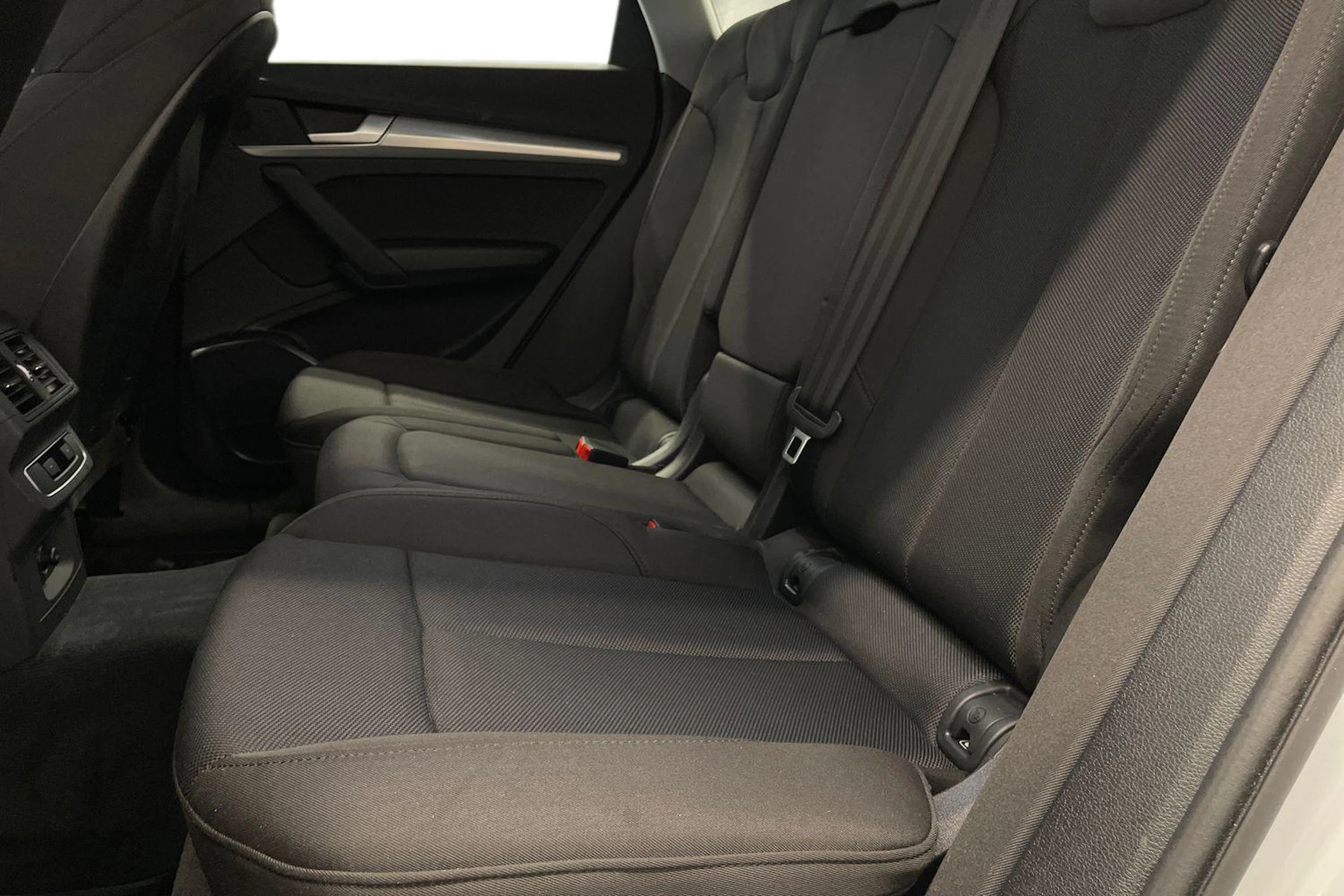 Valkoinen Audi Q5 2024 kuva 8.