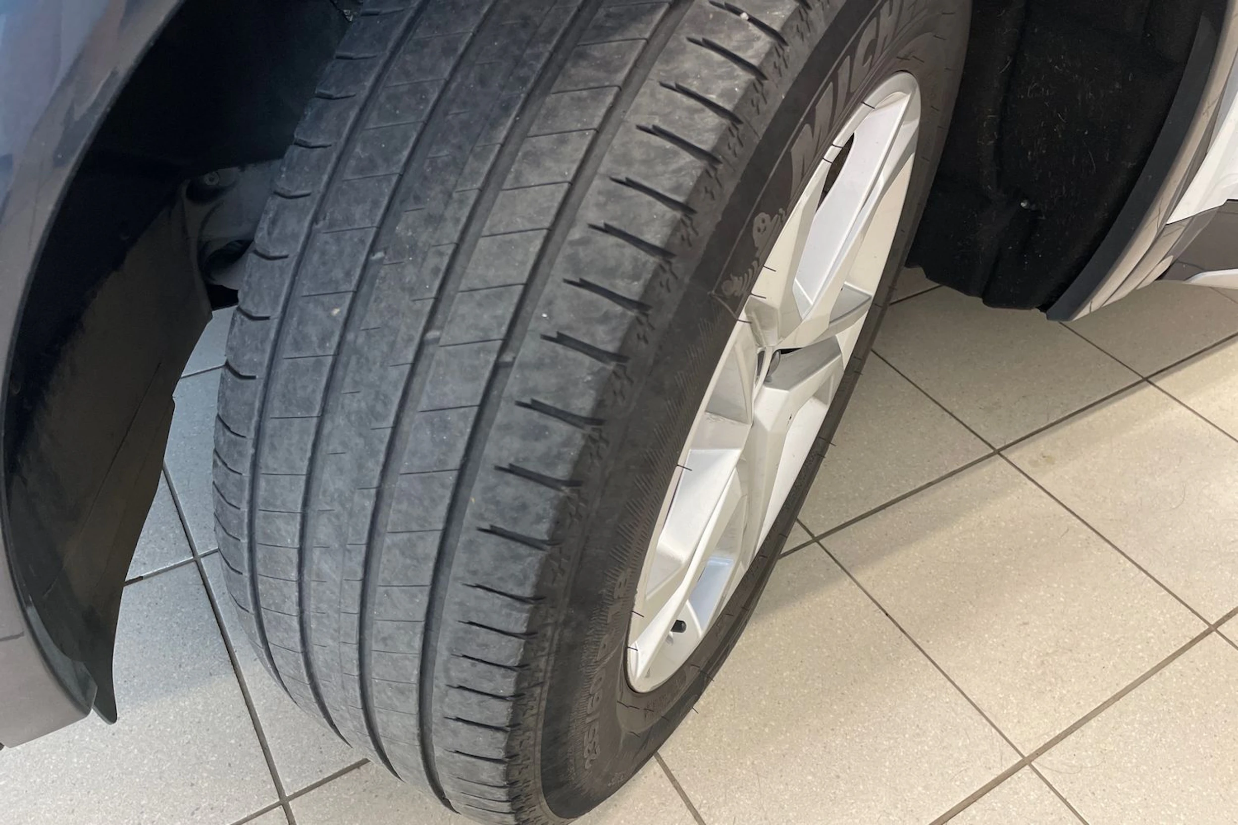 Valkoinen Audi Q5 2024 kuva 10.