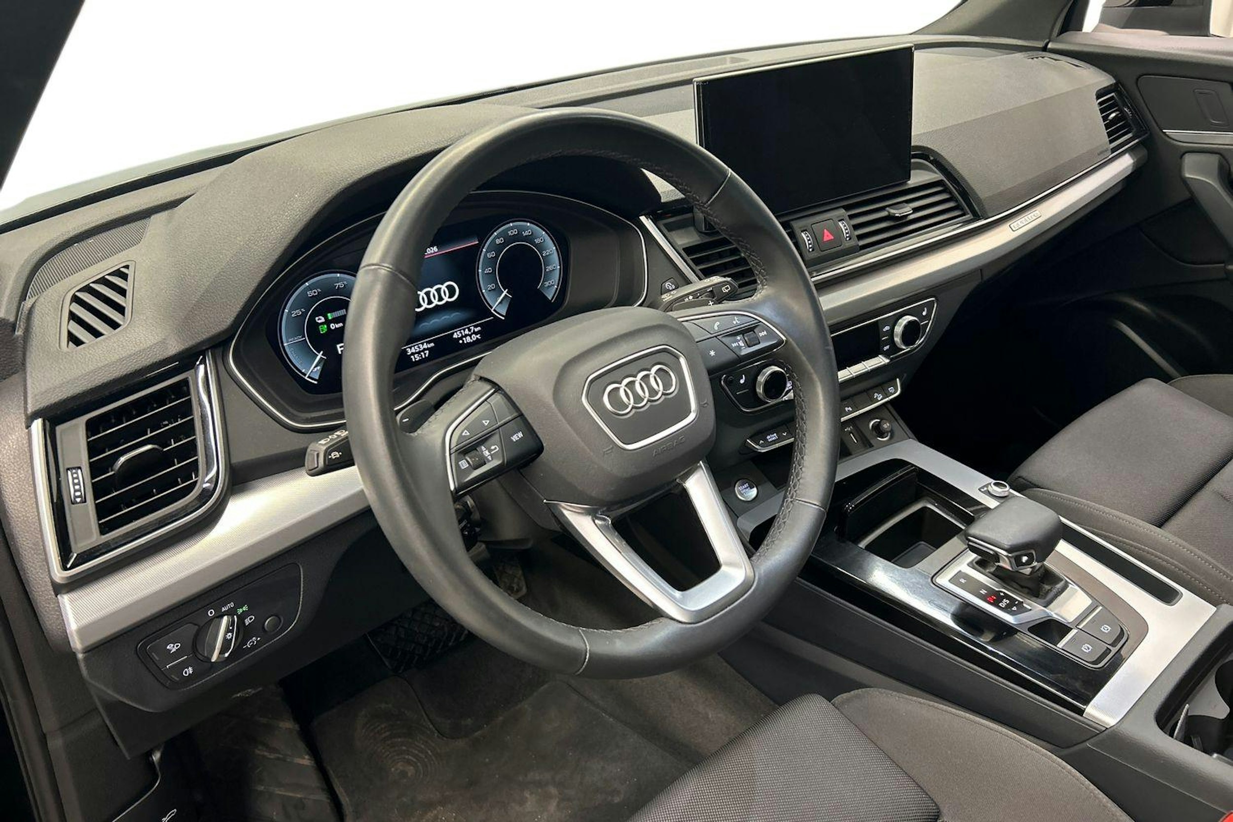 musta Audi Q5 2024 kuva 6.