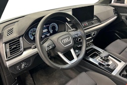 musta Audi Q5 2024 kuva 6.