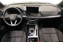 musta Audi Q5 2024 kuva 7.