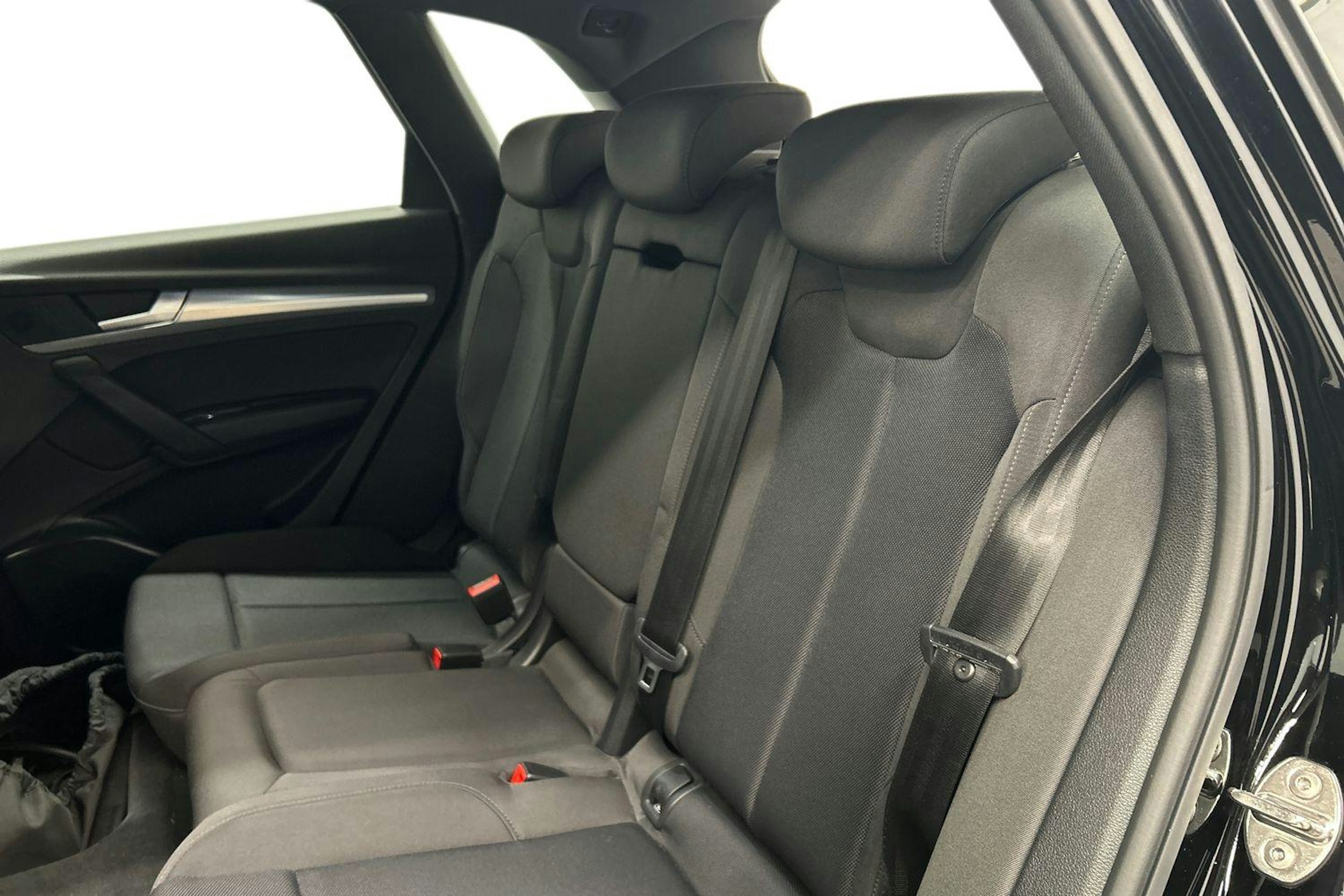 musta Audi Q5 2024 kuva 8.