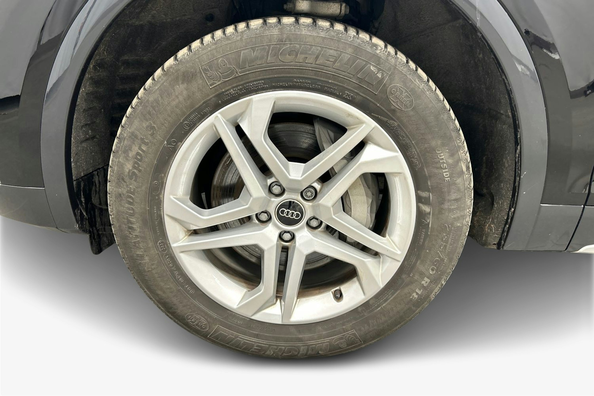 musta Audi Q5 2024 kuva 9.